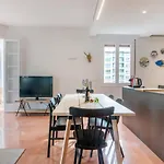 New Top Floor Apt With A Lot Of Light & Aircon