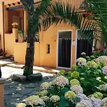 Casa Con Jardin A 30 Metros De La Playa. Vc.