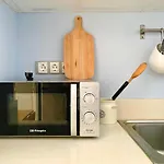 Two Bedroom Stylish Studio, 5 Minutes Walk From The Beach