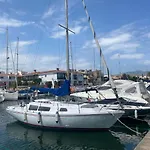 Alójate en un velero en Empuriabrava o regala la experiencia a alguien especial