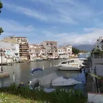Estudi Amb Vistes Al Canal