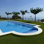 Piso Moderno Con Terraza, Jardin, Piscina Y Wifi, A 400M De La Playa En Llanca - Es-228-137