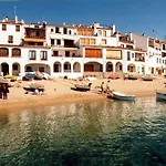 2 Minutes Walking To The Beach Parking Included