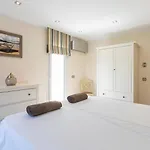 2016 Villa Moderna Al Canal Con 4 Habitaciones By Homeselectspain