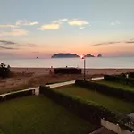 Pis A Peu De Platja Amb Vistes