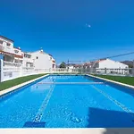 Maison De Vacances Avec Piscine Communautaire - Wehostyou