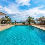 Beach Apartment - Front Line!