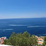 Apartment Mit Grosser Terrasse Und Fantastischem Blick Ueber Den Golf Von Roses.
