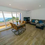 Sea Breeze Lux House - Private Pool & Aircon