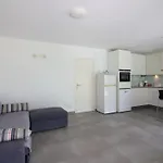 Apartamento Renovado A 20M De La Playa En Roses Con Terraza Y Parking - Es-228-124