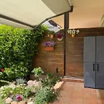 Charming Garden Apartment En 