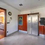 Exclusiva Casa De Lujo Con Piscinas Y Amplio Jardin En Zona Tranquila