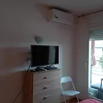 Appartement Proche Commerces Avec Grande Terrasse Et Piscine