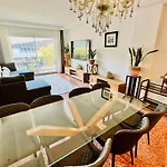 Newly Renovated Apartment, 6 Mins To The Beach