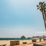 Seahomes Vacations - Seafront Brand New Apt With Pkg
