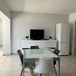 Hermoso Apartamento De 3 Habitaciones En Roses Con Piscina Y Jardin, Acceso A La Playa - Es-204-59