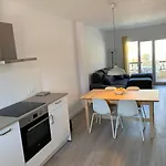 Charming & Renovated Apt Stone Throw To The Sea