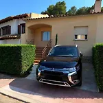 Nice House And Pool By The Golf Course And Close To The Sea!