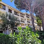 Apartment 400M De La Plage, Avec Piscine Et Jardin Prive