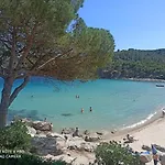 Apartment 400M De La Plage, Avec Piscine Et Jardin Prive