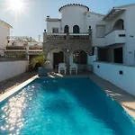 Ferienhaus Mit Privatpool Fuer 6 Personen Ca 100 Qm In Empuriabrava, Costa Brava Golf De Roses