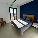 Casa De Estilo Moderno Con Gran Jardin Y Piscina