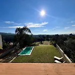 Casa De Estilo Moderno Con Gran Jardin Y Piscina