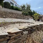 Preciosa Casa En Roses Con Vistas Al Pueblo Y Al Mar