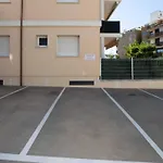 Beautiful Apartment In Roses With Pool