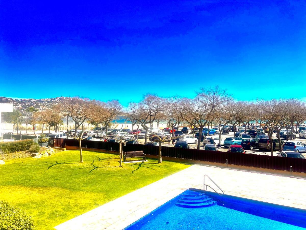 Beautiful 75m2 With View At The Beach, Pool, Parking דירה *