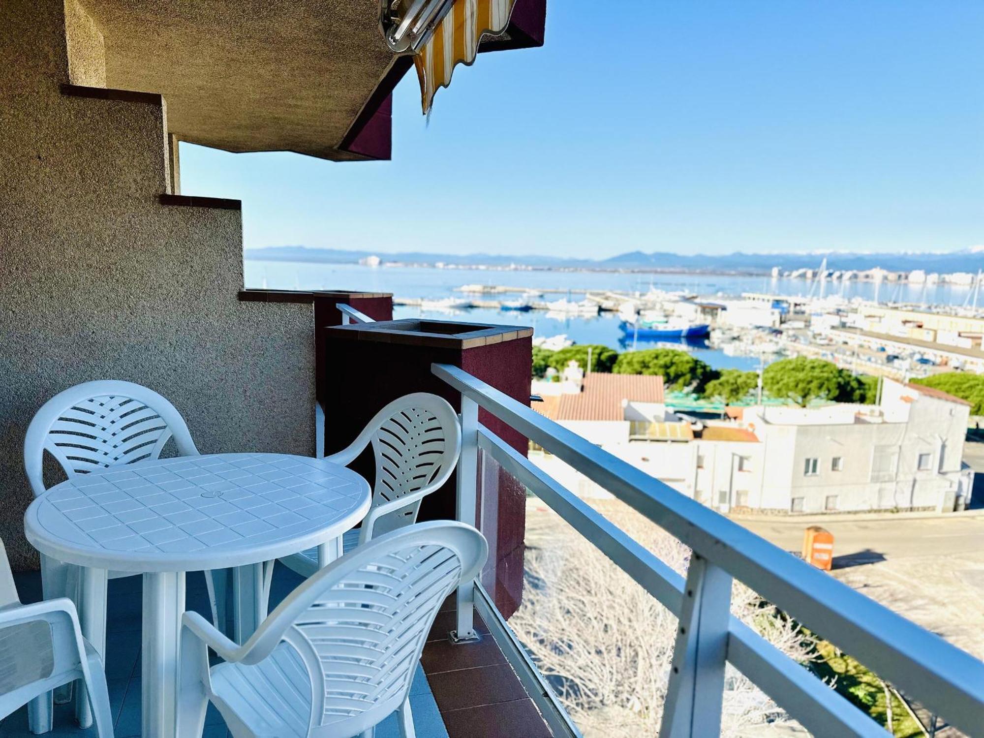 2179 Rocmar 7 4-b, Excelente Situacion Frente Al Puerto Pesquero Y Con Vista A La Bahia. Gran Terraza. Gran Parking Publico Delante. - Es-258-54 * Roses